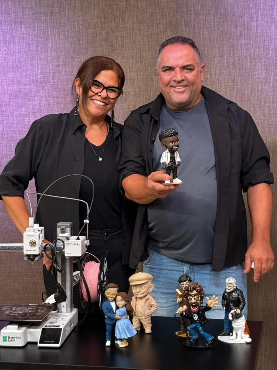 Elton Carlos de Souza e Sandra Regina Funari, artesãos da 3D Art Osasco com impressora 3D e bonecos personalizados